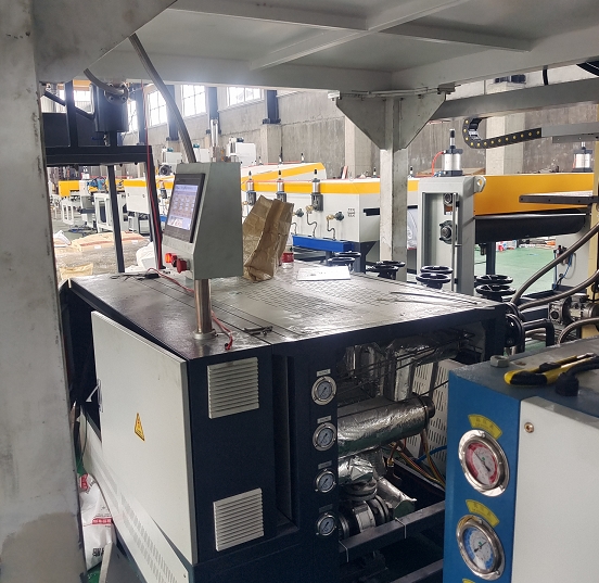 中能温控四机一体电模温机+冷水机组，在蜂窝板生产线的应用